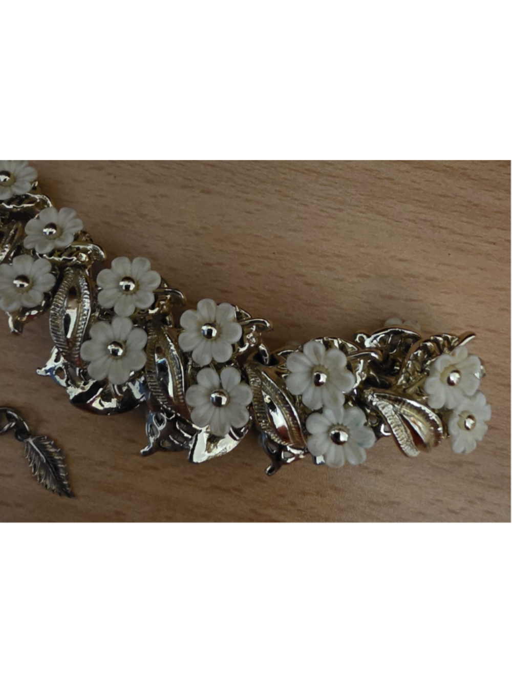 Vintage Mid Century Floral Necklace White Flowers Gold Tone 15.5" Unsigned